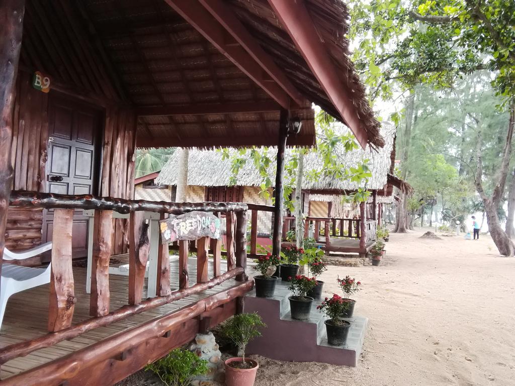 Kohjum Freedom Resort Koh Jum Exterior photo