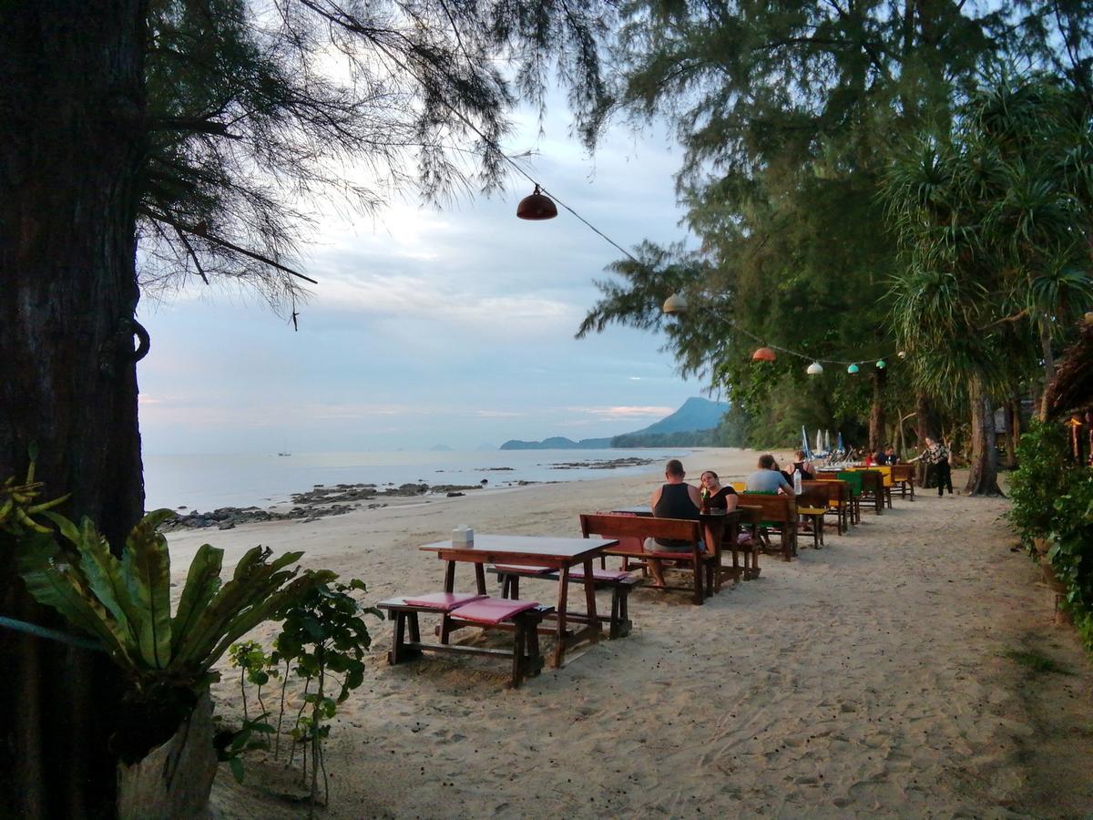 Kohjum Freedom Resort Koh Jum Exterior photo