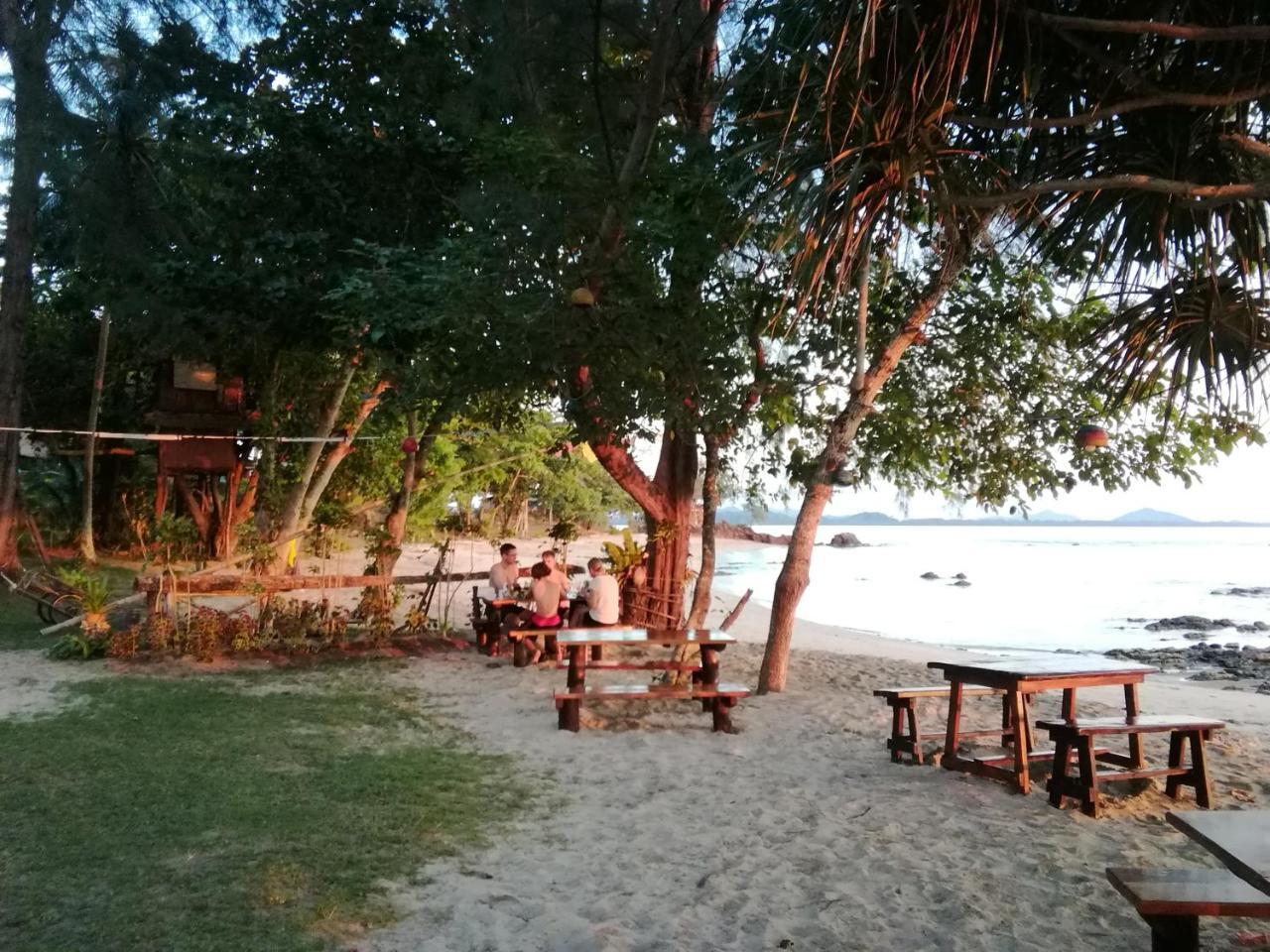 Kohjum Freedom Resort Koh Jum Exterior photo