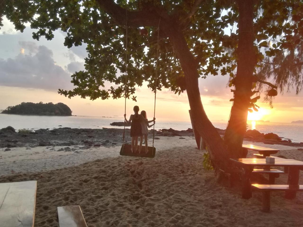 Kohjum Freedom Resort Koh Jum Exterior photo