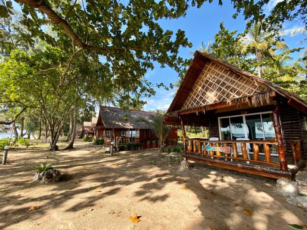 Kohjum Freedom Resort Koh Jum Exterior photo